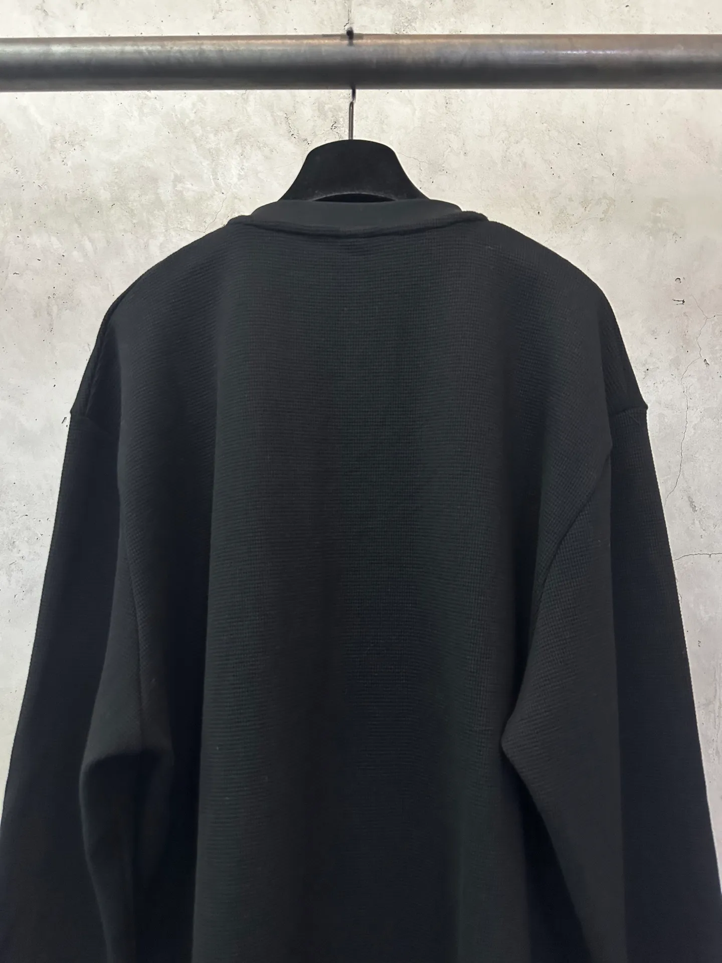 P390 Chrome Hearts patchwork leather Henry collar waffle long-sleeved T. Fabric: Made of 350g cotton waffle double-layer material. Differentiating low weight, cutting corners and non-pure cotton market products), a lot of effort has been put into the fabric, hardware and craftsmanship. The top quality in the market and industry benchmark are only owned by a few people. The overall wiring is straight and delicate, the fabric is comfortable and soft, and the color is consistent without color difference. Customized hardware, thread, accessories, plate alignment, same style for men and women -Color: black gray -Size: S M L